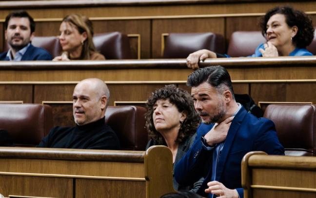 El portavoz de ERC en el Congreso, Gabriel Rufián (d), durante una sesión plenaria, en el Congreso de los Diputados, a 9 de diciembre de 2025.