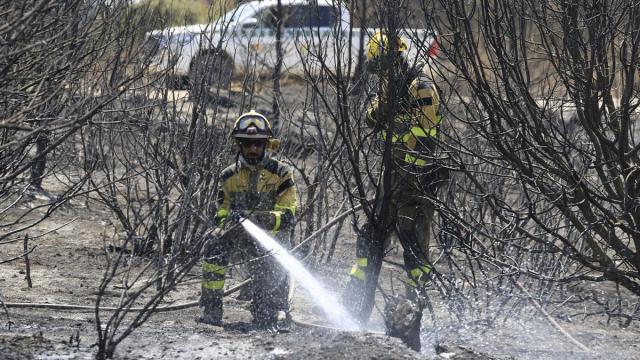 El operativo desplegado al incendio de Orés evita que aumente el fuego.