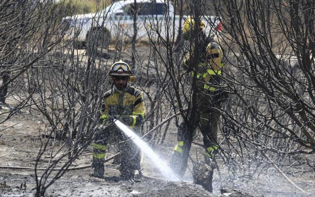 El operativo desplegado al incendio de Orés evita que aumente el fuego.