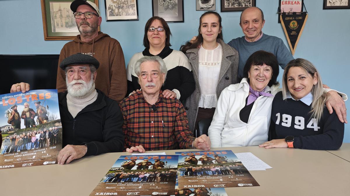 Parte del elenco en la presentación de la obra 'Los Tres'