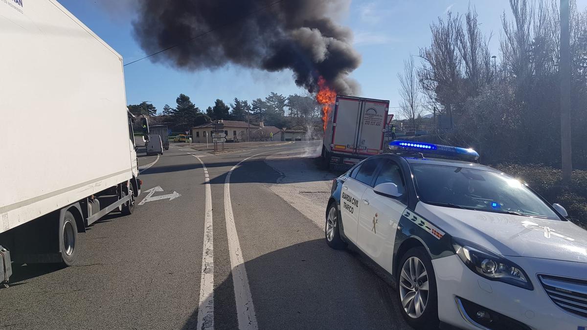 Imagen del camión ardiendo