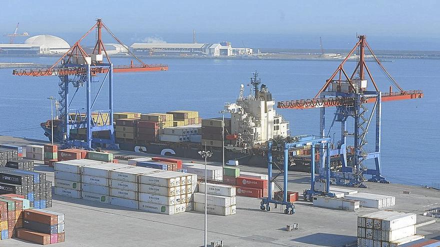 Un barco cargaba mercancías en el Puerto de Bilbao el pasado mes de marzo.