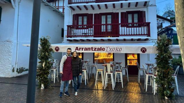 Iñaki Amiano y Carmen Susperregui son los responsables de la apertura del Arrantzale Txoko de la calle San Pedro.