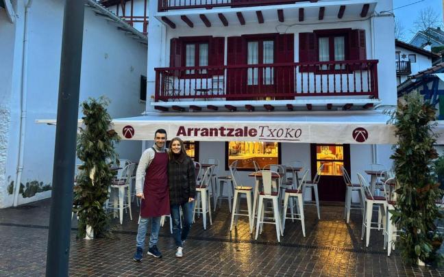 Iñaki Amiano y Carmen Susperregui son los responsables de la apertura del Arrantzale Txoko de la calle San Pedro.