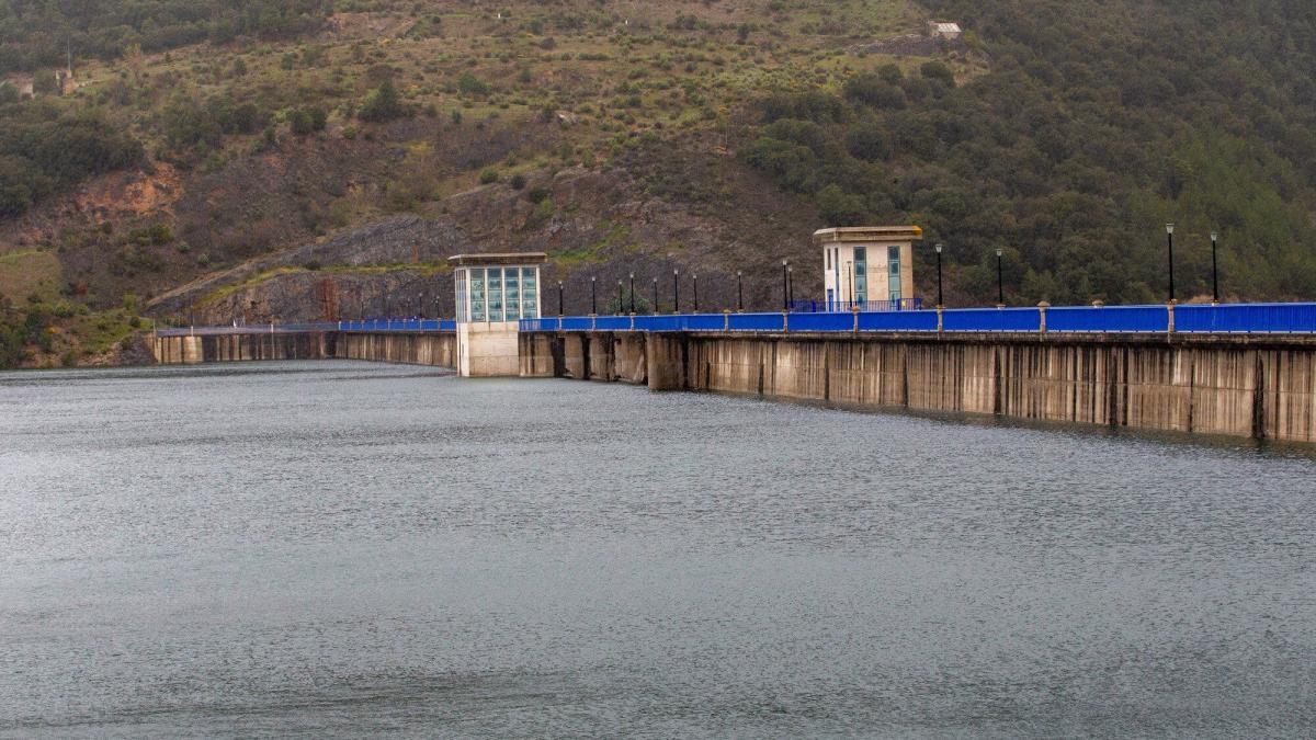 Aspecto del embalse de Itoiz, casi al límite de su capacidad, este mes de abril. Foto: Patxi Cascante