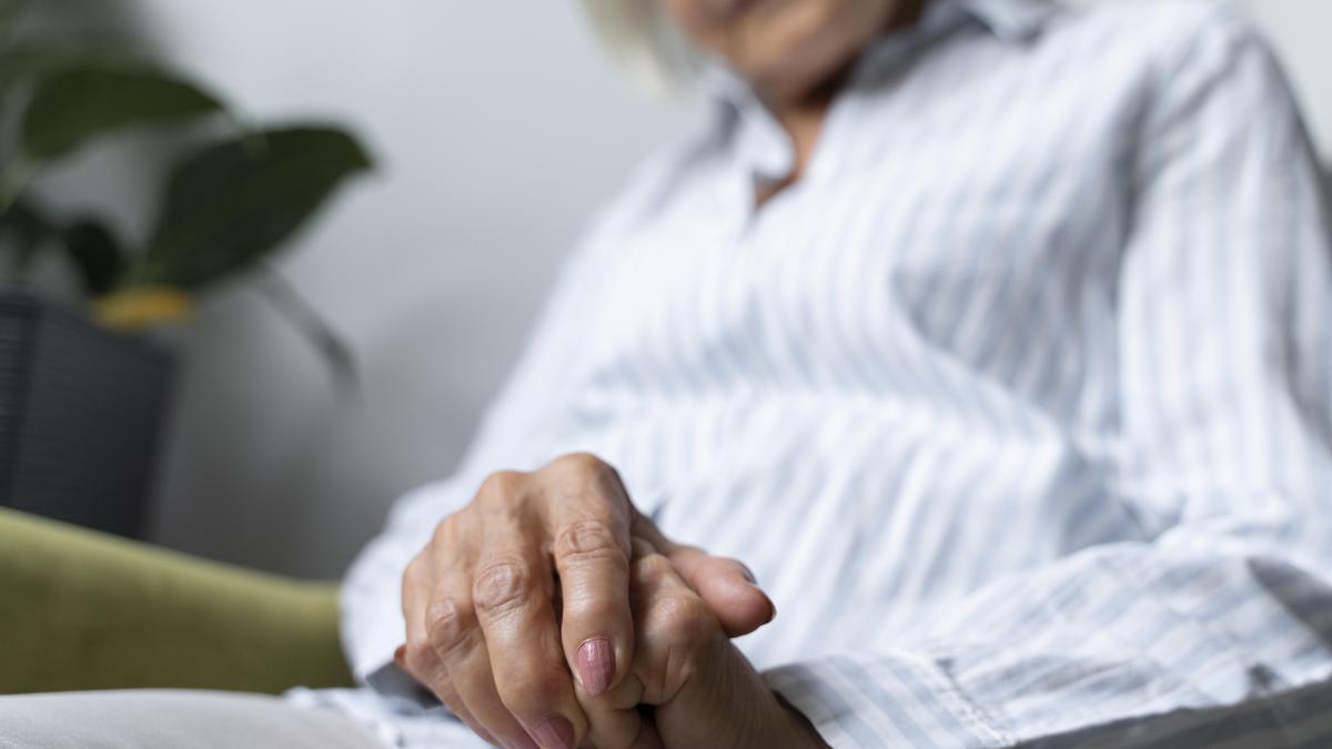 El Alzheimer afecta a más mujeres que hombres.