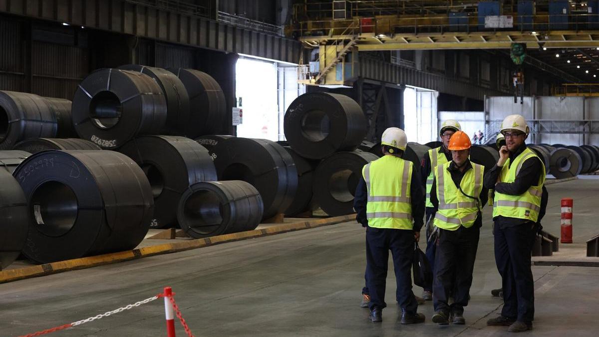 Trabajadores en la fábrica de ArcelorMittal en Sestao.
