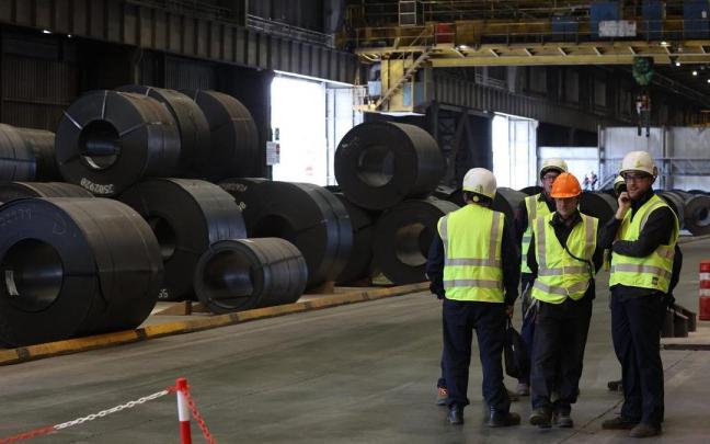 Trabajadores en la fábrica de ArcelorMittal en Sestao. / Pankra Nieto Trabajadores en la fábrica de ArcelorMittal en Sestao.