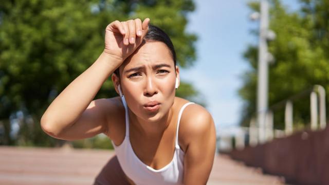 Mujer trata de hacer deporte en verano / fREEPIK Mujer trata de hacer deporte en verano