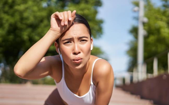 Mujer trata de hacer deporte en verano
