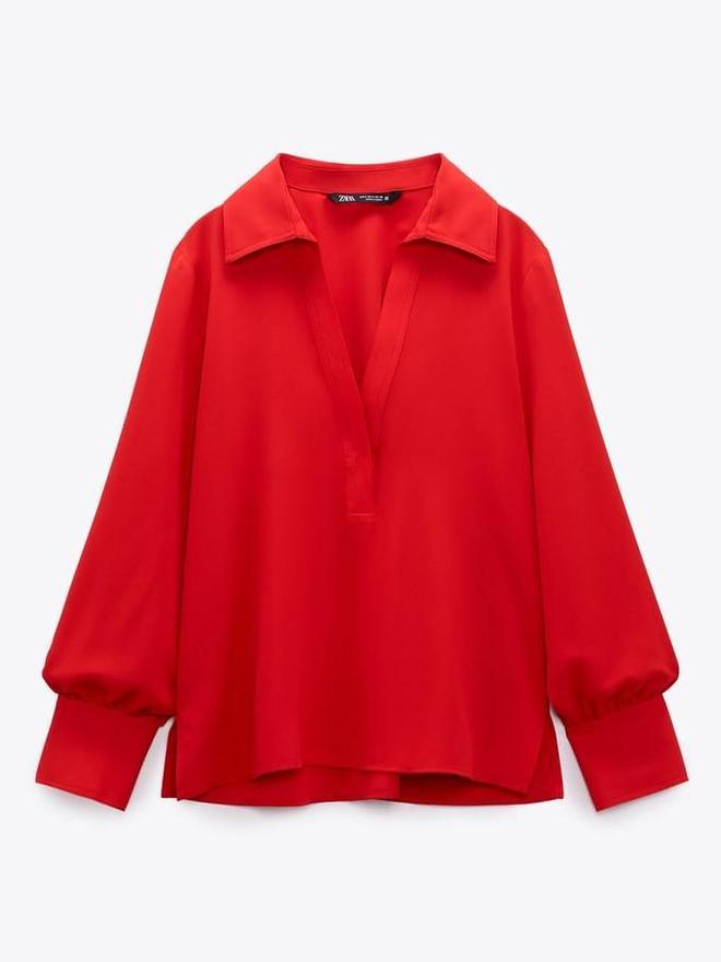 Camisa roja fluida con escote en pico.