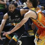 Adam Smith penetra a canasta ante la defensa de Jonah Radebaugh.