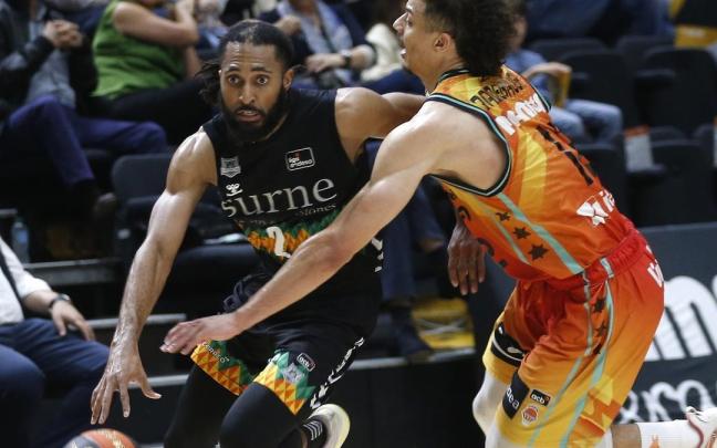 Adam Smith penetra a canasta ante la defensa de Jonah Radebaugh.