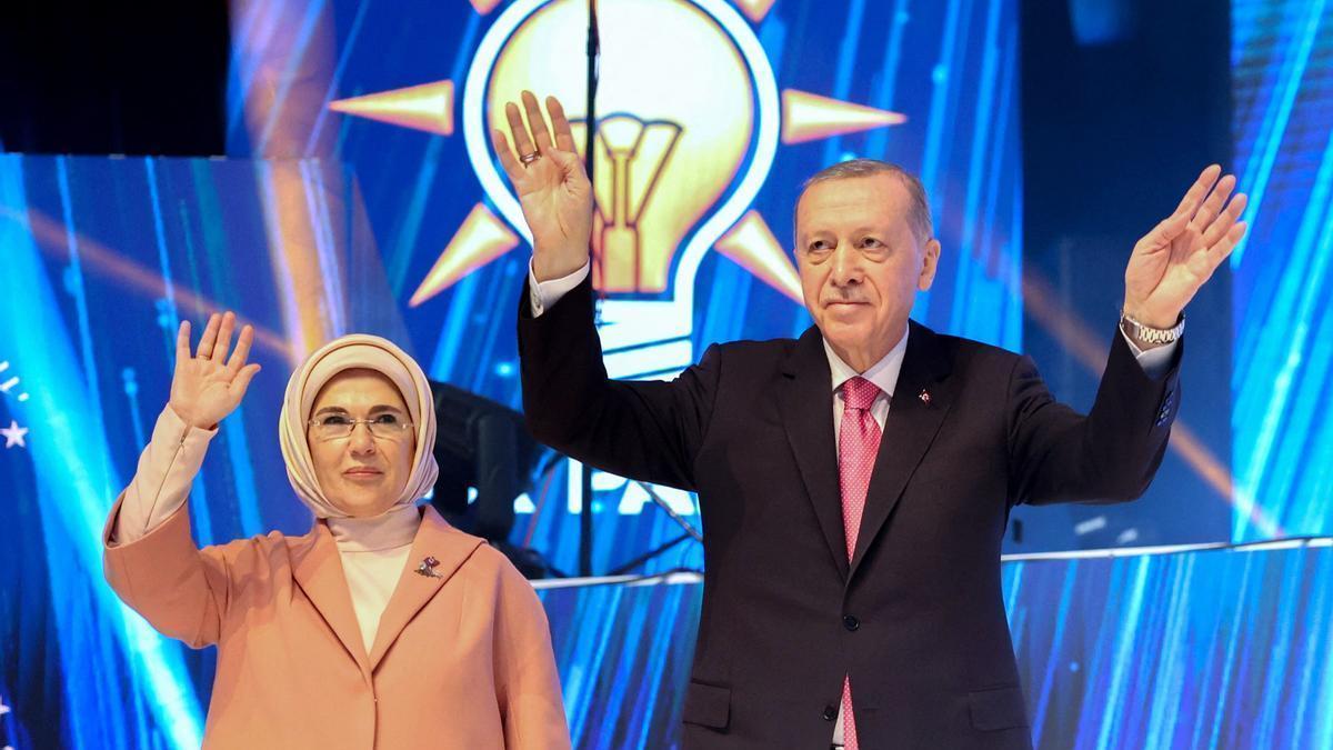 Recep Tayyip Erdogan y su mujer, Emine Erdogan, durante la presentación.
