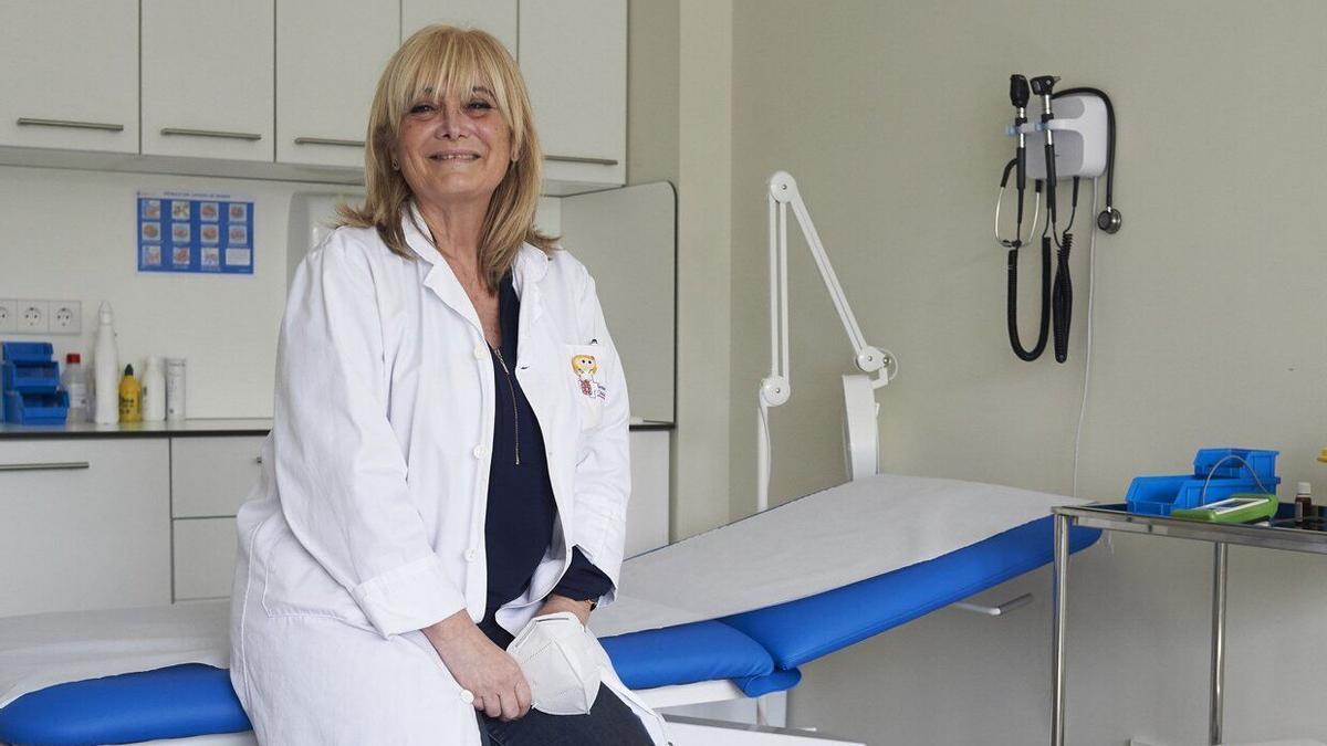 Ana Puig, directora del centro de salud de Aranguren, posa en su consulta.