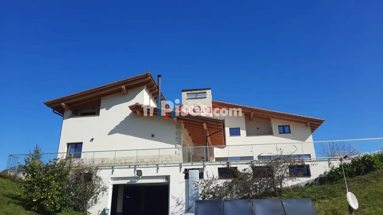 Esta vivienda unifamiliar de lujo se encuentra en pleno corazón de la biosfera de Urdaibai con unas vistas preciosas a las marismas. Precio: 1,5 millones de euros