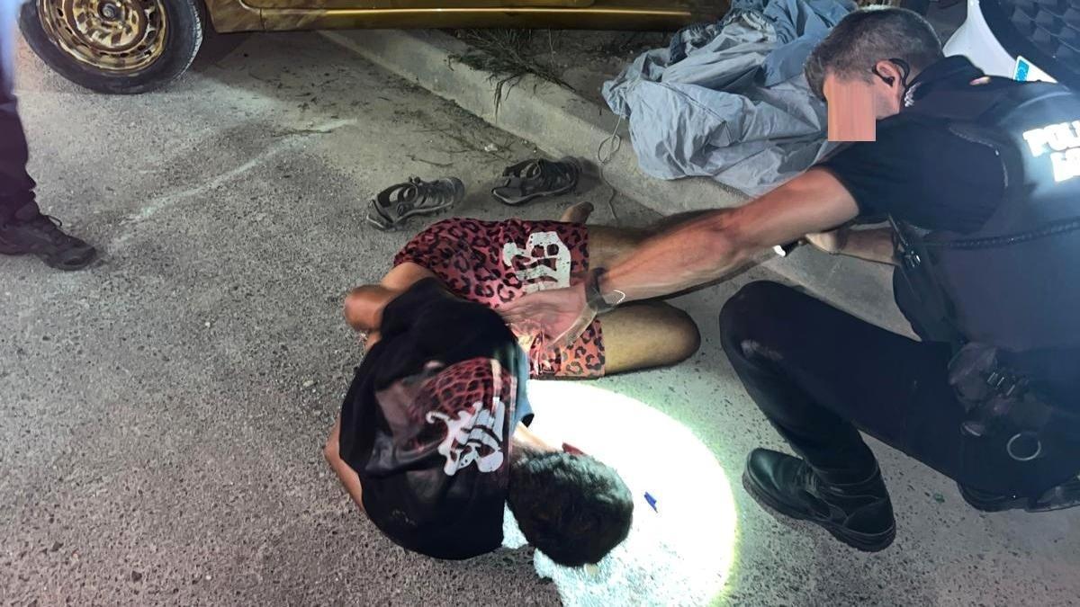 Un agente de la Policía Local de El Campello (Alicante) junto al conductor temerario detenido.