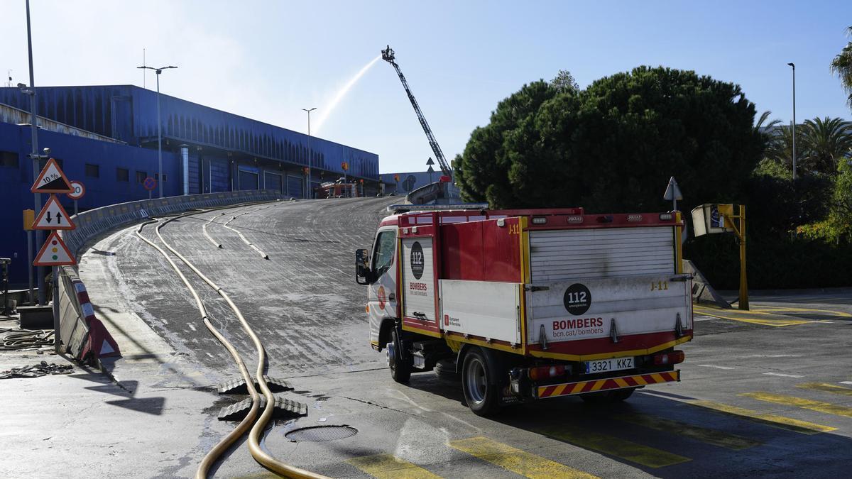 Los Bomberos de Barcelona trabajan en la extinción del incendio en la planta de tratamiento de residuos de Zona Franca.