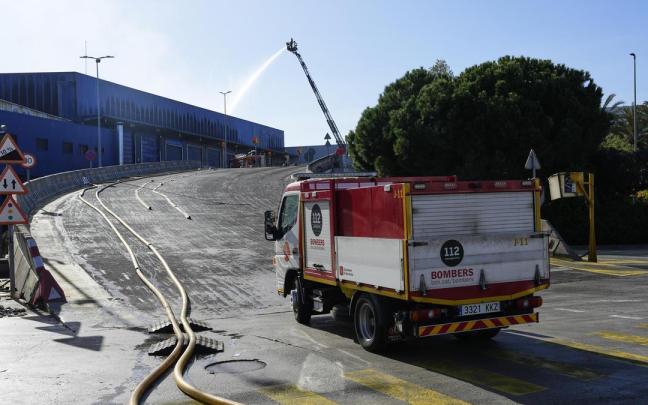 Los Bomberos de Barcelona trabajan en la extinción del incendio en la planta de tratamiento de residuos de Zona Franca.