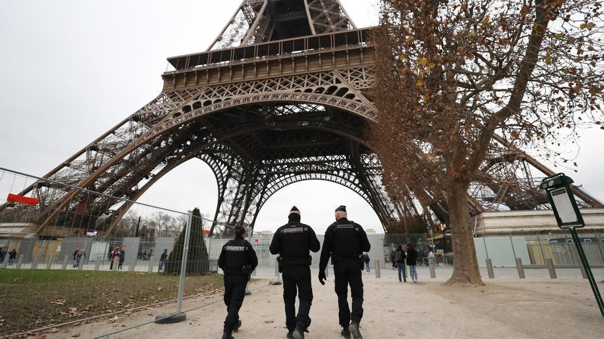 Policías franceses junto a la Torre Eiffel.