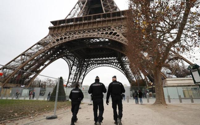 Policías franceses junto a la Torre Eiffel.