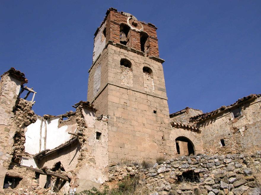 La torre de la iglesia se mantiene en pie recordando a quienes por allí pasen que no hace mucho allí había vida.