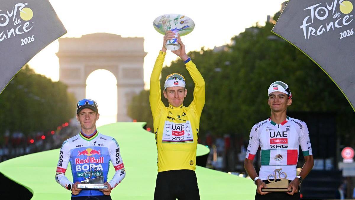 Pogacar, campeón, con Evenepoel, segundo, y Del Toro, tercero, en el podio final de París.