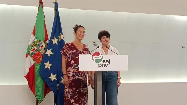 La eurodiputada del PNV, Oihane Agirregoitia, y la portavoz del Grupo Vasco en el Congreso, Maribel Vaquero.