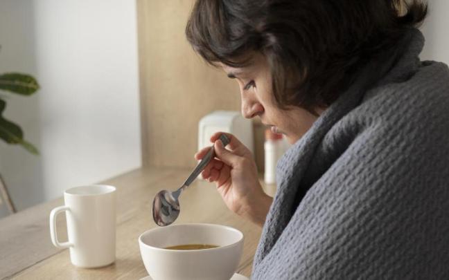 Chica con resfriado comiendo