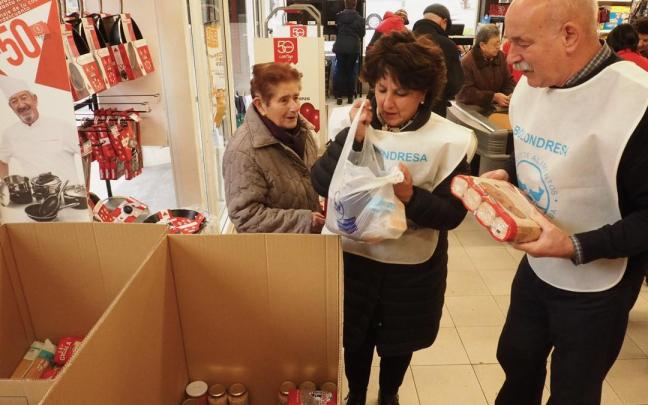 Voluntarios participando en una campaña de recogida de alimentos.