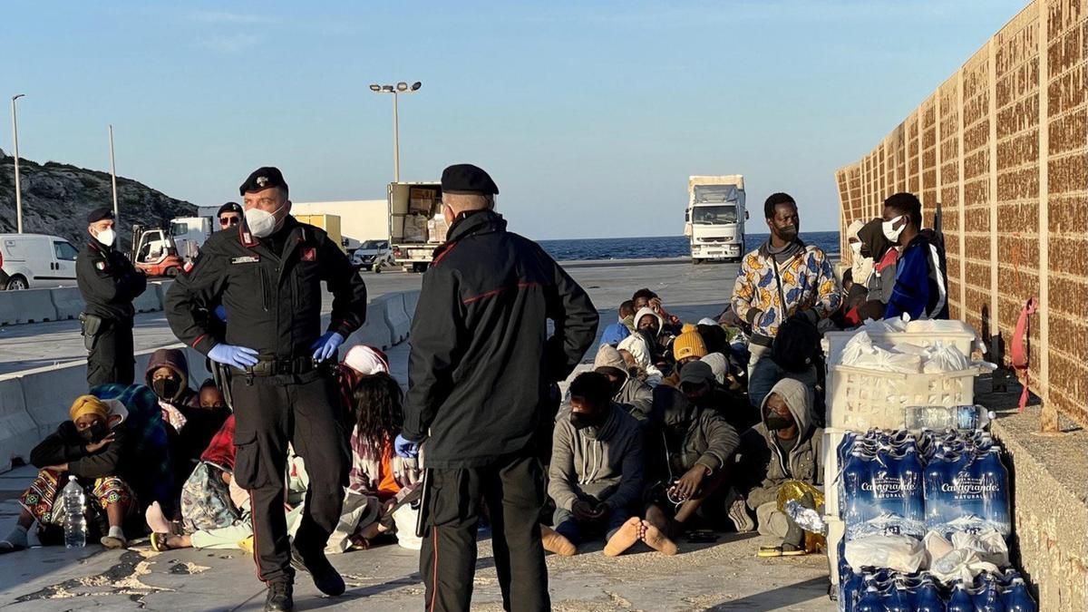 Un grupo de migrantes espera para partir de la isla de Lampedusa.