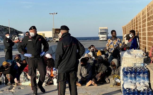 Un grupo de migrantes espera para partir de la isla de Lampedusa. Un grupo de migrantes espera para partir de la isla de Lampedusa.