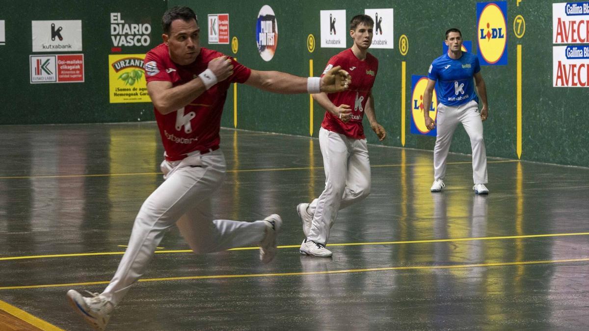 Laso y Albisu pasan por encima de Jaka-Iztueta en el Ogueta de Gasteiz en la novena jornada del Campeonato de Parejas.