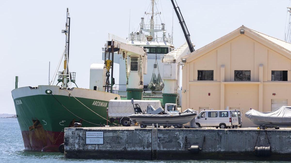 Descarga de la droga del mercante, de nombre Arconian, este lunes en el Arsenal Militar de Las Palmas de Gran Canaria.