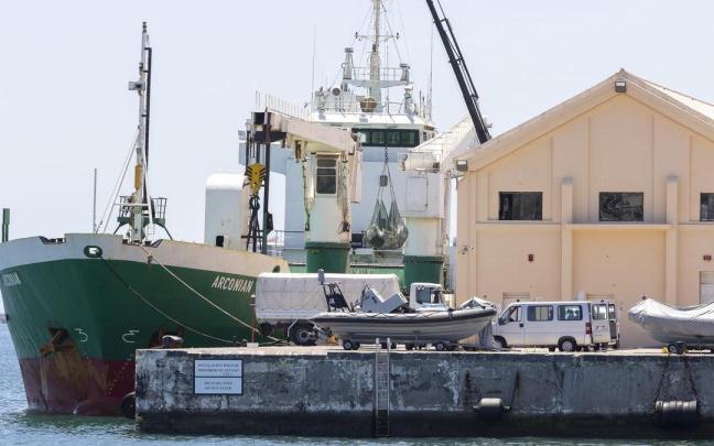 Descarga de la droga del mercante, de nombre Arconian, este lunes en el Arsenal Militar de Las Palmas de Gran Canaria.