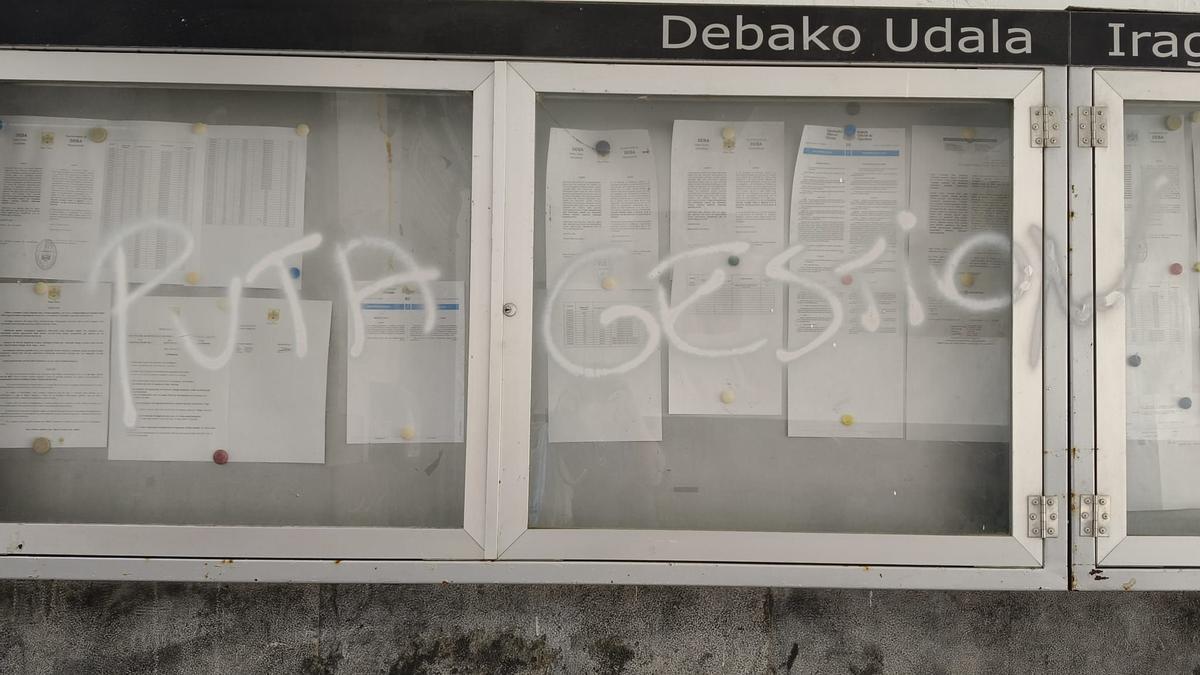 La gestión municipal ha sido objeto también de una pintada ofensiva.