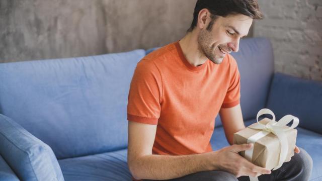 Un hombre recibe un regalo.