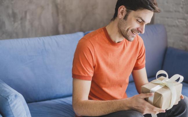 Un hombre recibe un regalo.