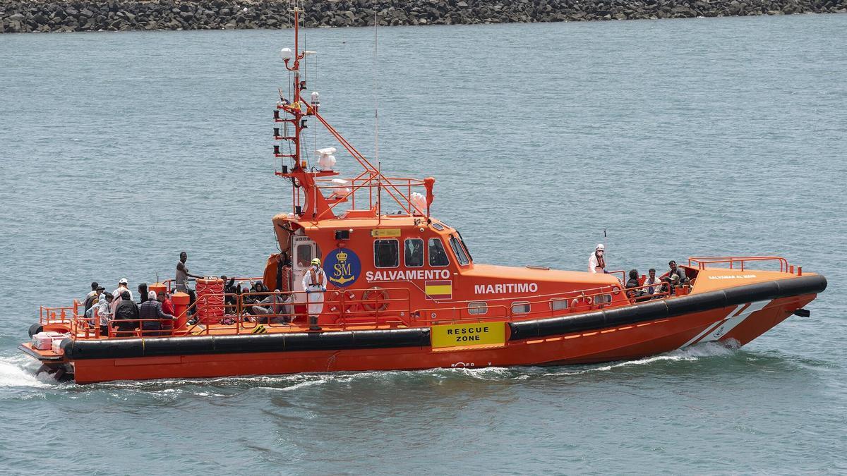 Un barco de salvamento marítimo rescata a unos migrantes cerca de Lanzarote.