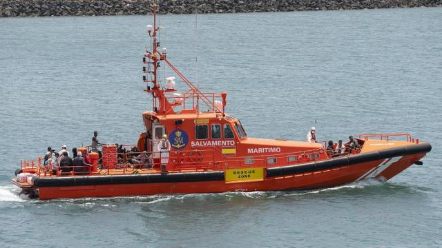 Un barco de salvamento marítimo rescata a unos migrantes cerca de Lanzarote.