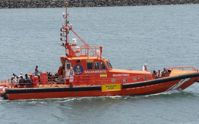 Un barco de salvamento marítimo rescata a unos migrantes cerca de Lanzarote.