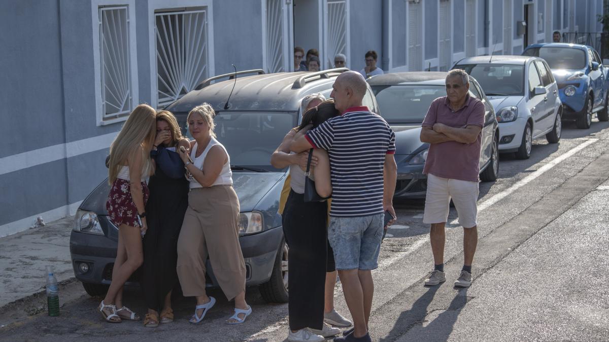 Familiares de la mujer asesinada a manos de su expareja en Alzira.