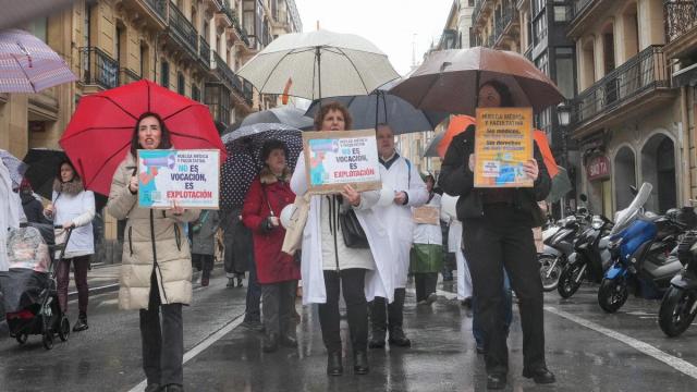 Varias personas durante la manifestación para protestar por el estatuto marco propuesto por el Ministerio de Sanidad en Donostia.