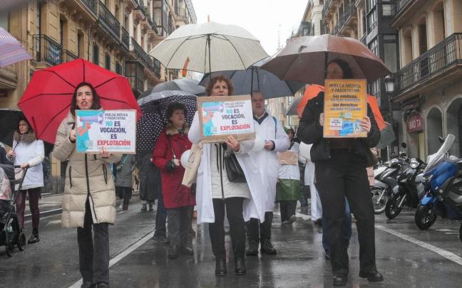 Varias personas durante la manifestación para protestar por el estatuto marco propuesto por el Ministerio de Sanidad en Donostia.