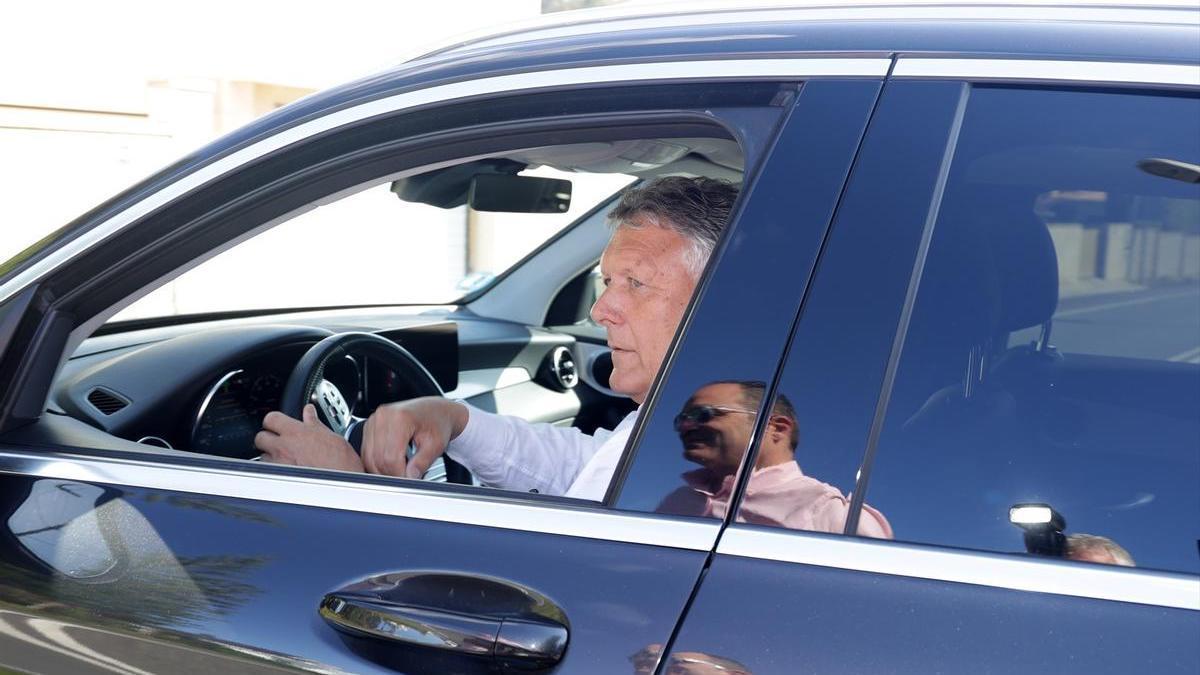 El alcalde de Sanxenxo, Telmo Martín, al volante de su coche en una foto de archivo.
