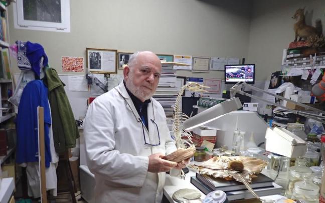 Enrique Huerta en el laboratorio de Hontza Museoa