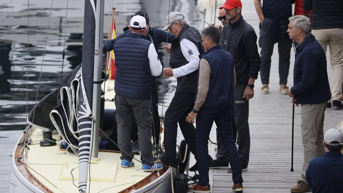 El rey emérito ha necesitado, además del apoyo de su bastón, a varios acompañantes tanto para bajar la escalinata como para acceder al propio Bribón.