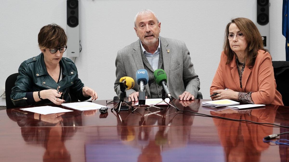 La directora del Servicio de Ciudadanía sanitaria, Aseguramiento y Garantías, Geno Ochando; el director general de Salud, Carlos Artundo; y la presidenta de la Comisión de Garantía y Evaluación María Luisa Arcos, este jueves