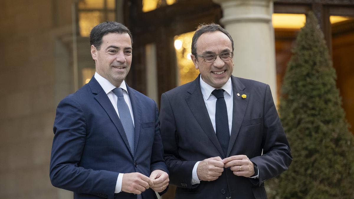 El lehendakari, Imanol Pradales, y el president del Parlament de Catalunya, Josep Rull, en Ajuria Enea.