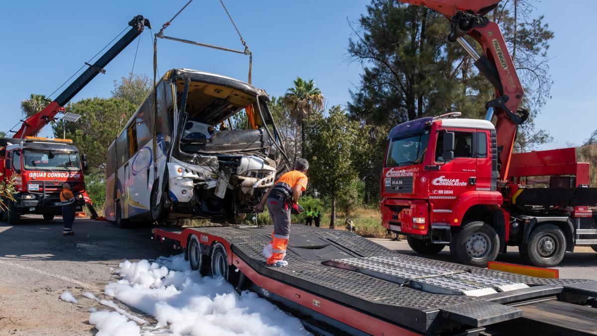 Así ha quedado el autobús tras el accidente ocurrido en la localidad de Almonte.